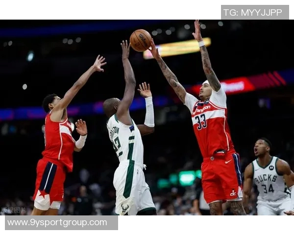 裁判明确表示比赛用球归雄鹿所有其他队员无权干涉此事